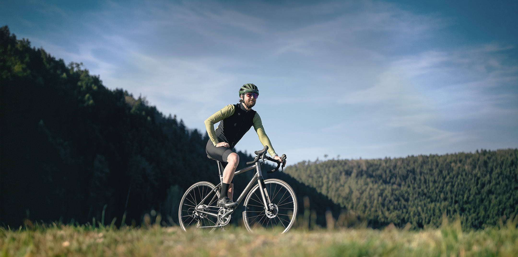 Photo d'un homme en train de faire du vélo
