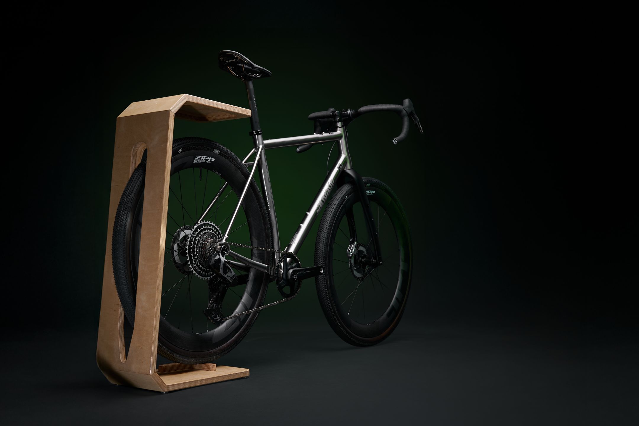 Image d'un homme en train de faire du vélo sur route